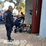 Casal em situação de rua causa confusão, agressão e dano na Biblioteca Municipal de Toledo