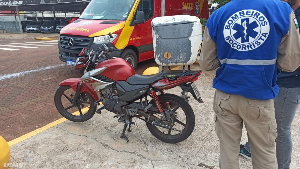 Motociclista cai ao frear bruscamente para evitar colisão em frente à rodoviária de Toledo