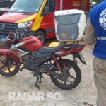 Motociclista cai ao frear bruscamente para evitar colisão em frente à rodoviária de Toledo