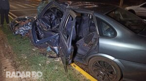 Motorista fica ferido após colidir veículo contra árvore na avenida Maripá, em Toledo