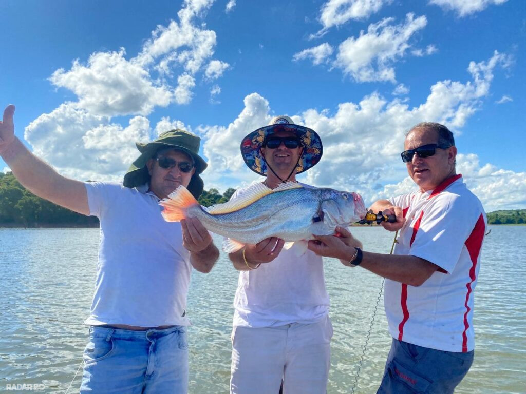 Pescador de Santa Helena fisga corvina gigante no Lago de Itaipu e pode entrar para o Guinness