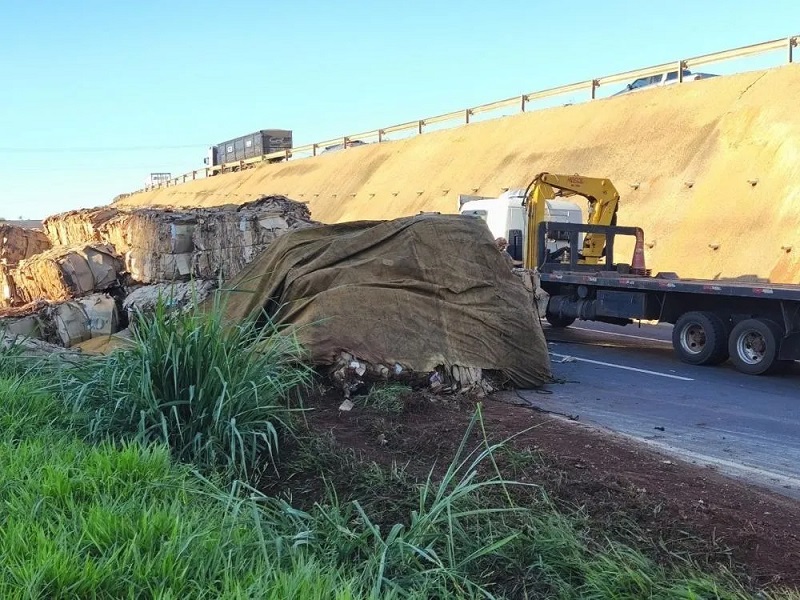 Caminhão carregado com recicláveis tomba na BR-163 entre Marechal Rondon e Toledo