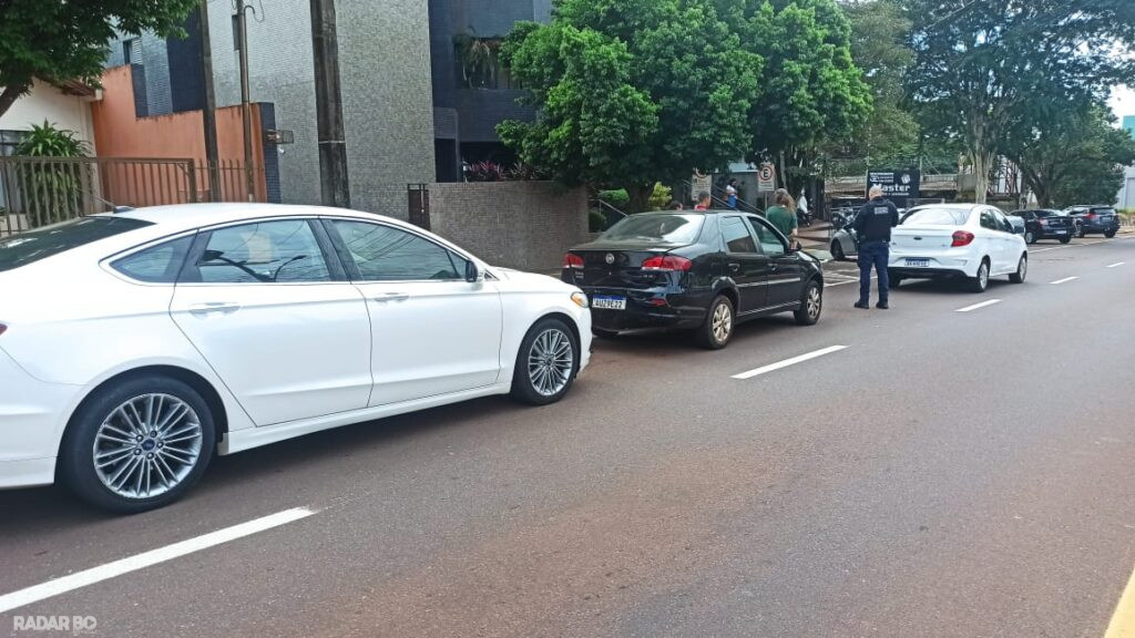 Engavetamento com três carros causa danos materiais no centro de Toledo