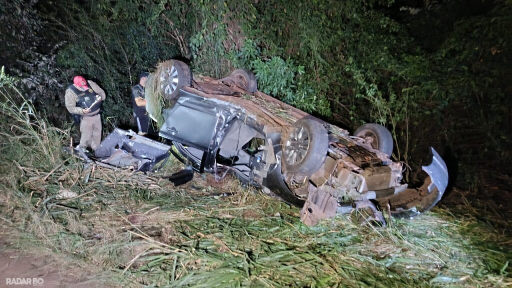 Carro com família capota na PR-317 entre Toledo e Ouro Verde do Oeste