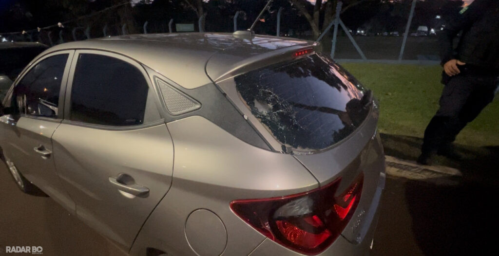 Ciclista fica ferido após bater em dois carros estacionados em avenida de Toledo