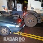 Duas mulheres são socorridas após carro colidir com caminhão da prefeitura em Toledo