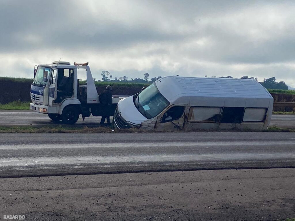 Renault Master tomba na rodovia que liga Toledo a Marechal Cândido Rondon