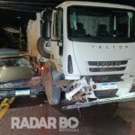 Duas mulheres são socorridas após carro colidir com caminhão da prefeitura em Toledo
