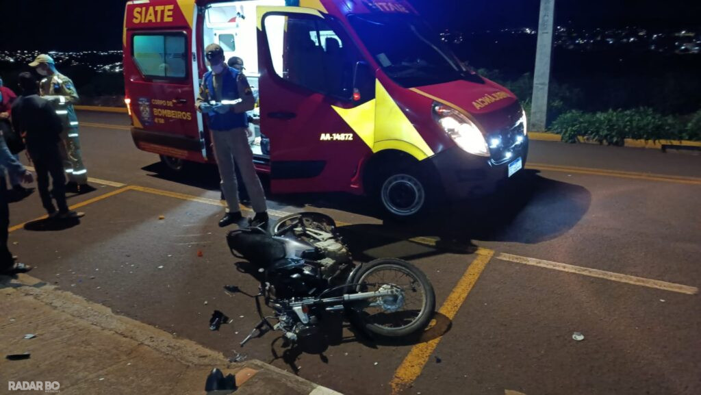 Motociclista fica gravemente ferido após colidir contra poste em Toledo
