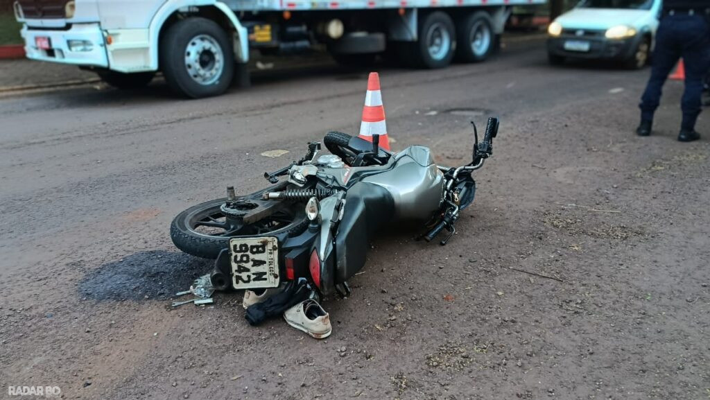 Motociclista fica gravemente ferido em colisão traseira com caminhão em Toledo