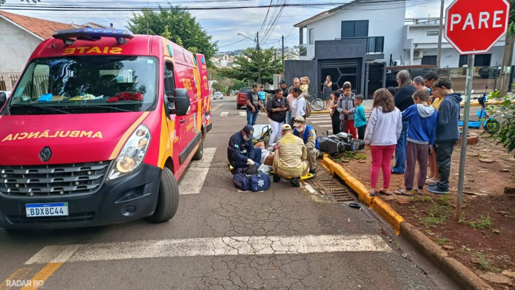 Motociclista de 21 anos sofre fratura em acidente com carro na Vila Operária