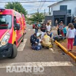 Motociclista de 21 anos sofre fratura em acidente com carro na Vila Operária