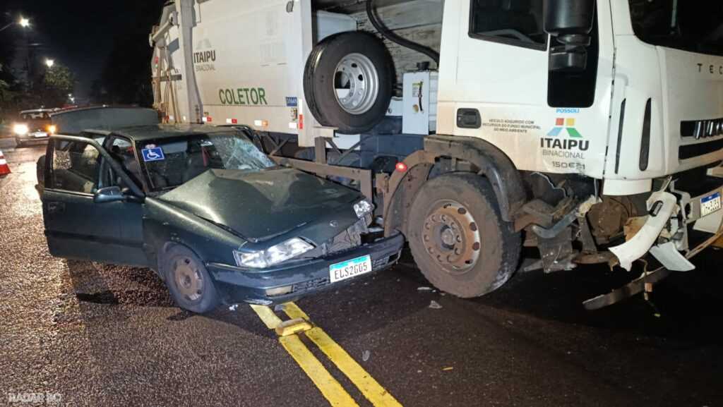 Duas mulheres são socorridas após carro colidir com caminhão da prefeitura em Toledo