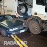 Duas mulheres são socorridas após carro colidir com caminhão da prefeitura em Toledo