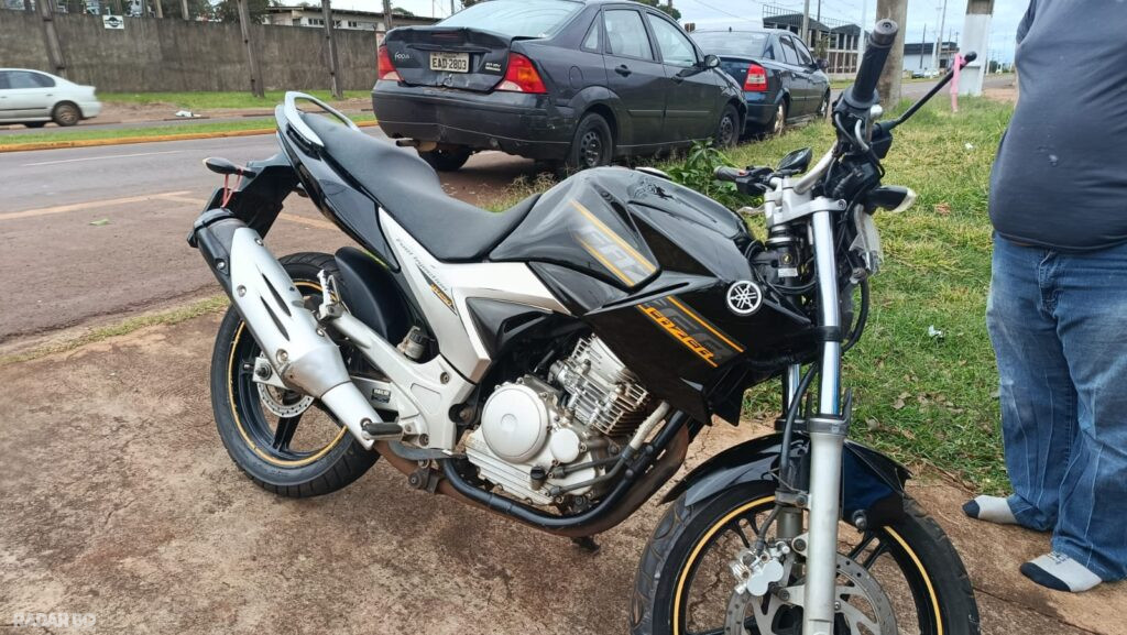 Motociclista fica ferido após colidir contra carro estacionado na saída para Ouro Verde do Oeste
