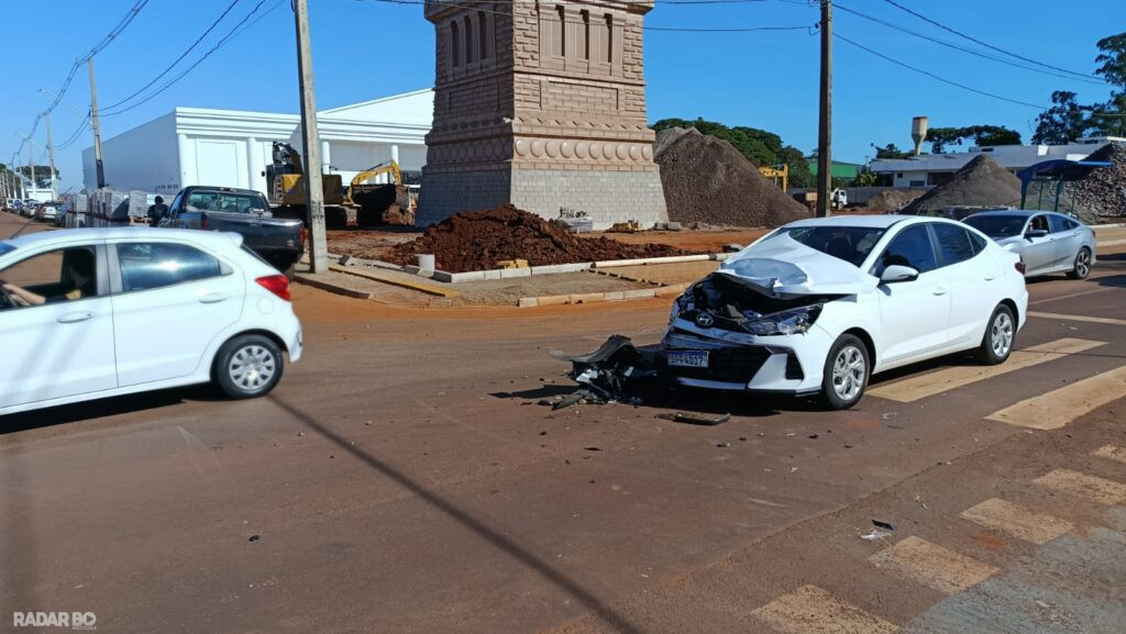 HB20 atinge traseira de caminhonete em frente à futura Havan de Toledo