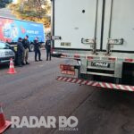 Motociclista fica gravemente ferido em colisão traseira com caminhão em Toledo