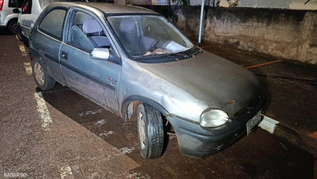 Carro furtado é encontrado abandonado pela Polícia Civil em Toledo
