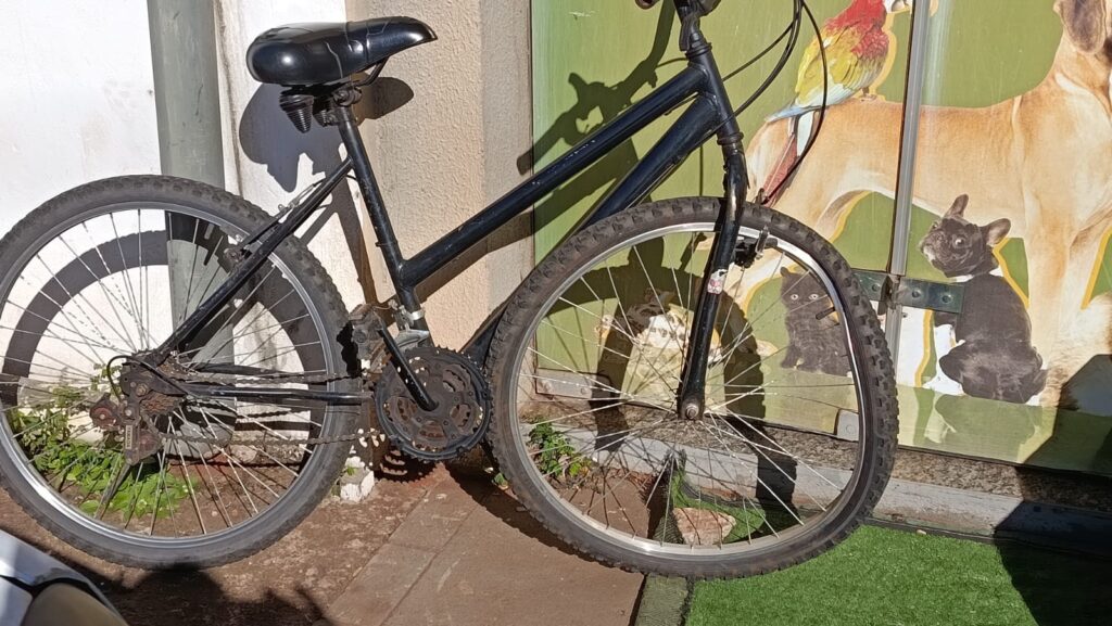 Adolescente de 15 anos fica ferida em colisão entre bicicleta e carro na rotatória do Jardim Bressan