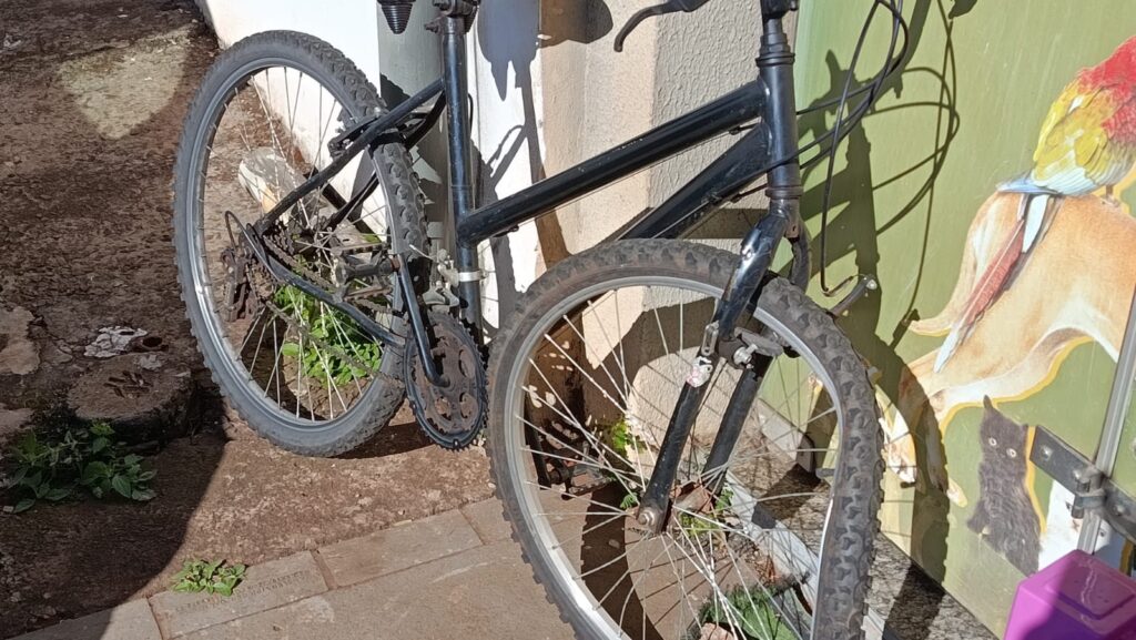 Adolescente de 15 anos fica ferida em colisão entre bicicleta e carro na rotatória do Jardim Bressan