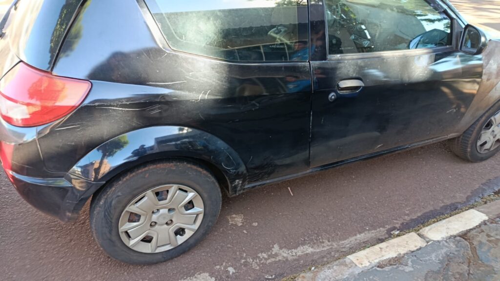 Adolescente de 15 anos fica ferida em colisão entre bicicleta e carro na rotatória do Jardim Bressan
