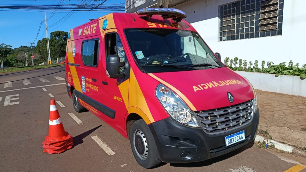 Adolescente de 15 anos fica ferida em colisão entre bicicleta e carro na rotatória do Jardim Bressan