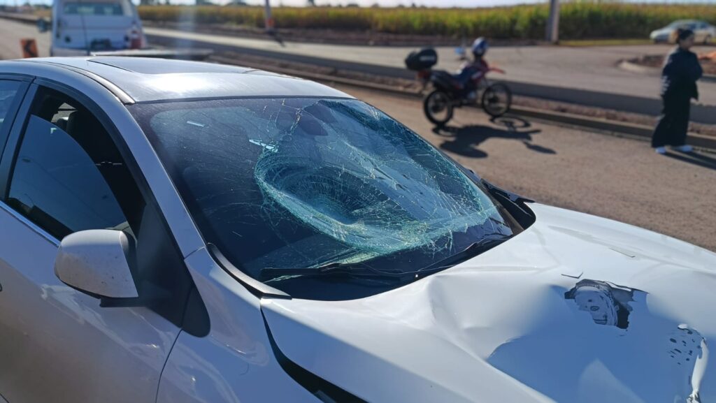 Colisão entre carro e moto deixa dois feridos na saída de Toledo para a BR-163