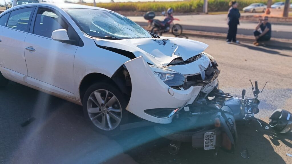 Colisão entre carro e moto deixa dois feridos na saída de Toledo para a BR-163