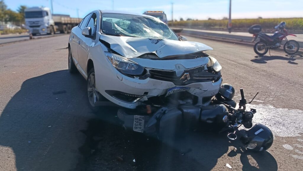 Colisão entre carro e moto deixa dois feridos na saída de Toledo para a BR-163