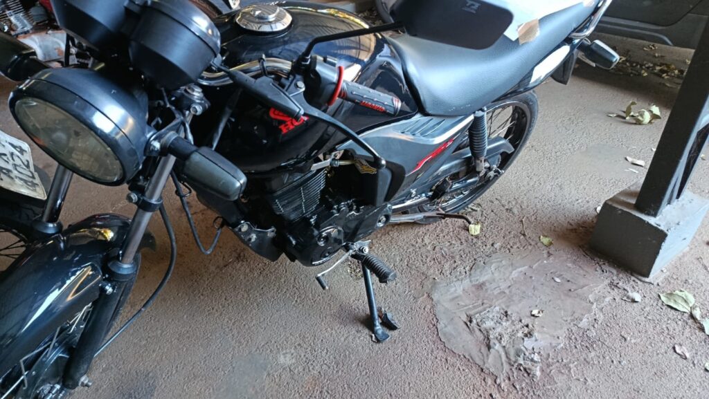 Jovem é preso após empinar moto em alta velocidade diante de viatura da Polícia Civil em Toledo