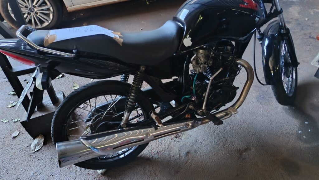 Jovem é preso após empinar moto em alta velocidade diante de viatura da Polícia Civil em Toledo
