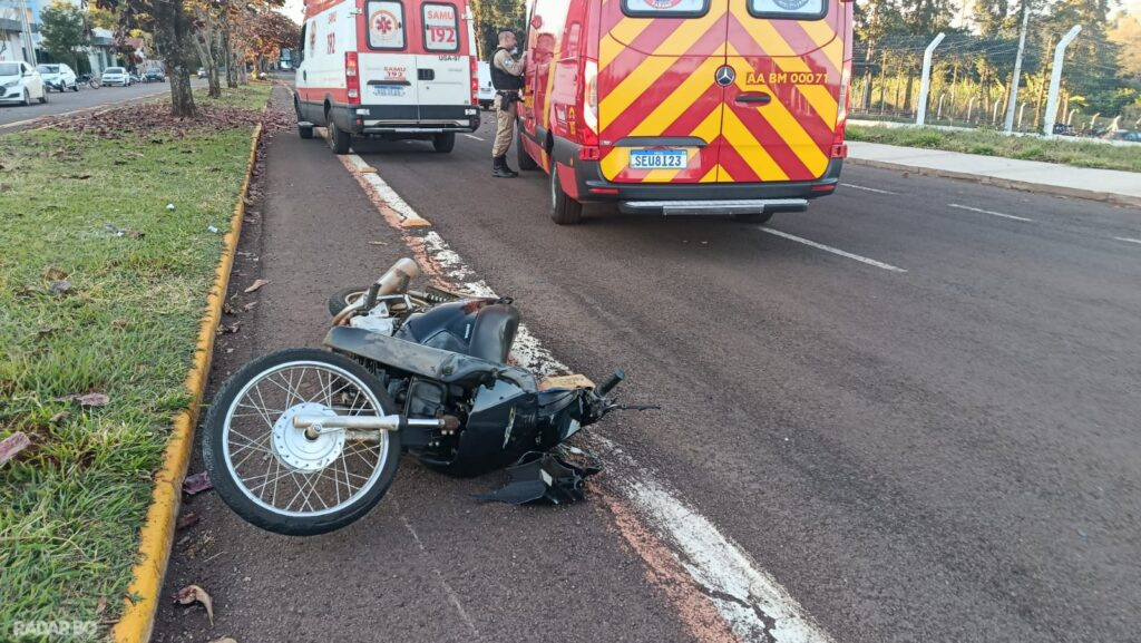 Três pessoas ficam feridas em batida de motos no Jardim Porto Alegre