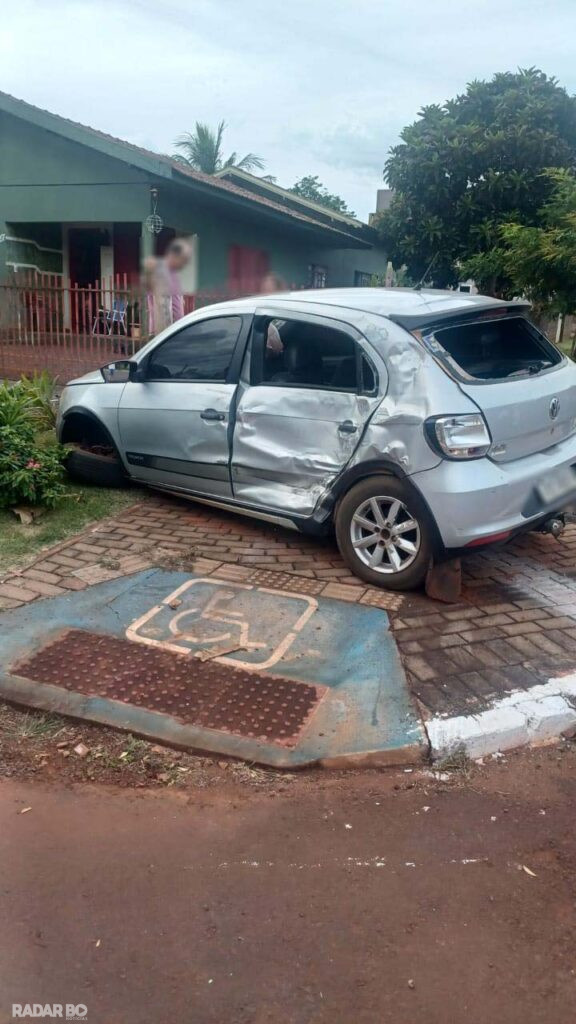 Colisão entre carro e caminhão deixa Gol destruído em Nova Santa Rosa