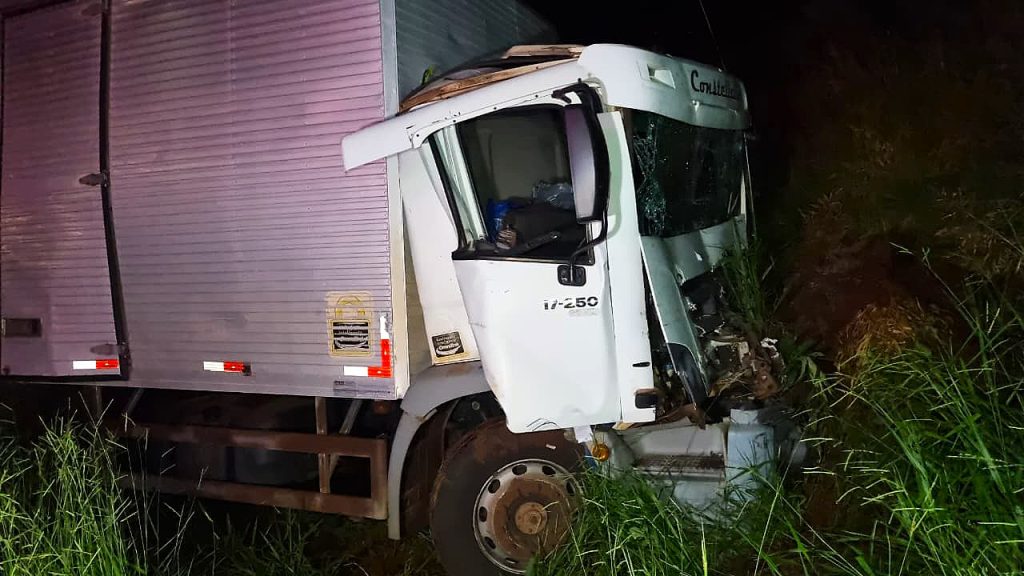 Acidente entre caminhões deixa motorista com fratura na BR-369 em Cascavel
