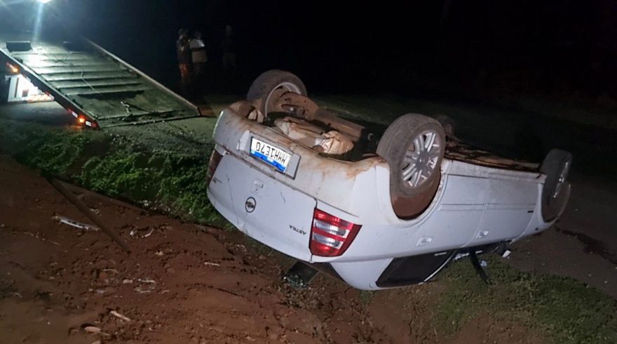Motorista se perde na curva e capota Astra em Rio do Salto em Cascavel