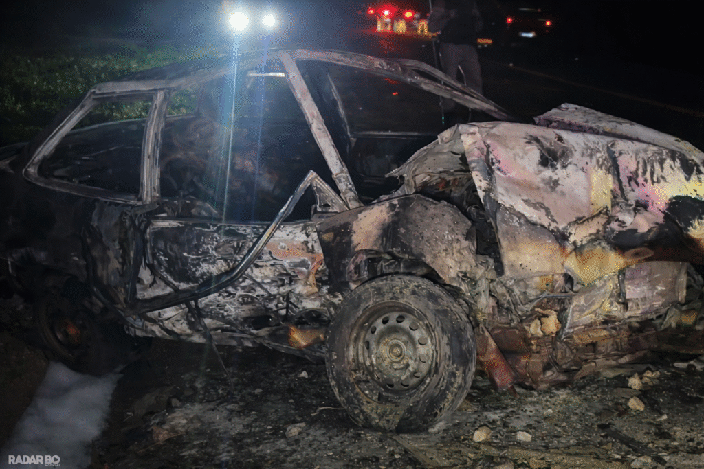 Viatura da Cavalaria se envolve em acidente e carro é consumido pelo fogo na BR-277 em Cascavel