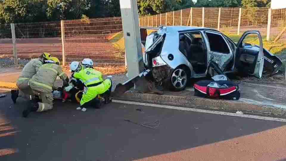 Carro perde controle, atinge poste e deixa quatro feridos na marginal da BR-163 em Toledo