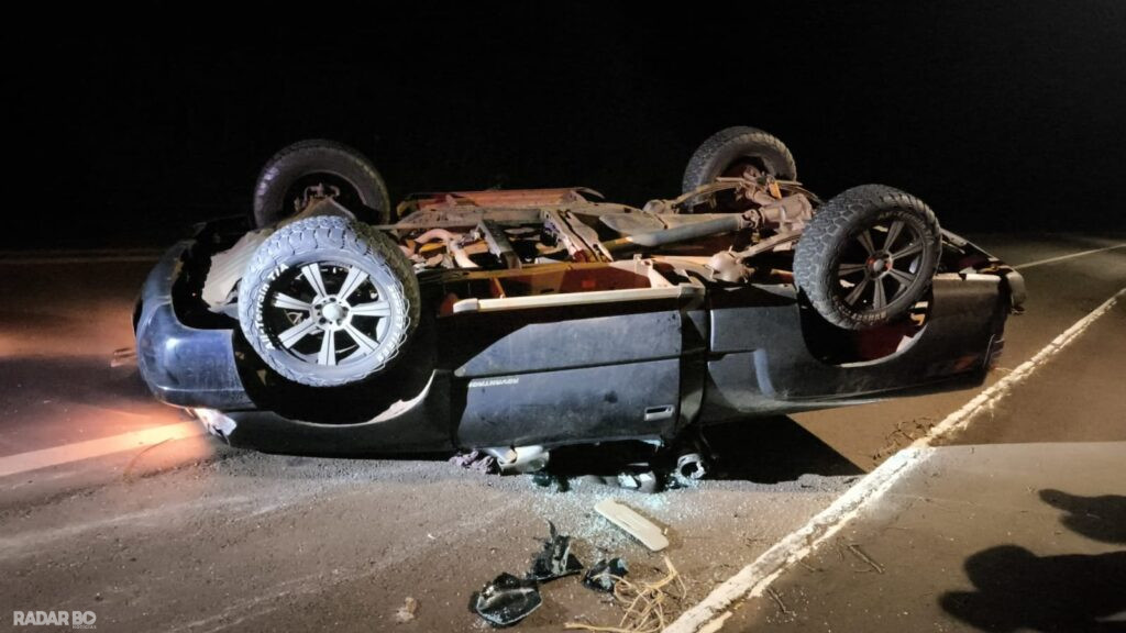 Caminhonete capota durante a madrugada na PR-495 em Pato Bragado