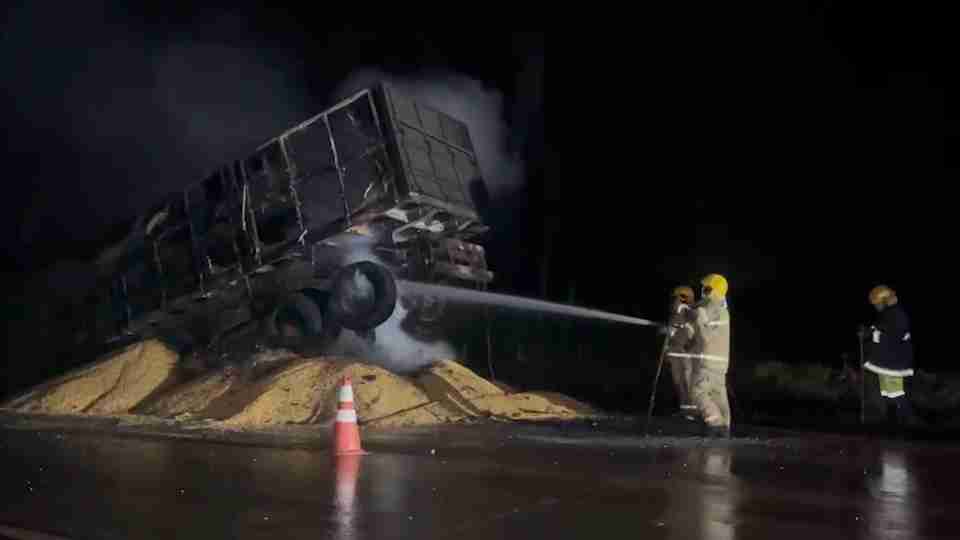 Caminhão bitrem carregado de milho é destruído por incêndio na BR-163