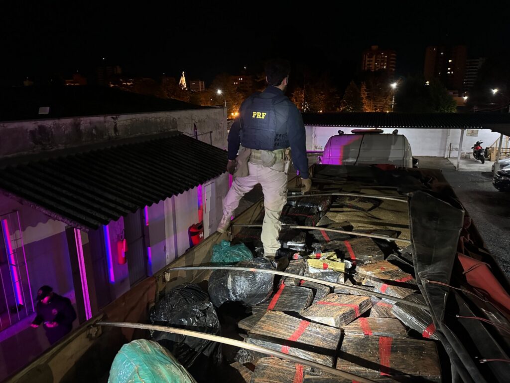 PRF apreende 1,2 tonelada de maconha em caminhão paraguaio na BR-277, em Guarapuava