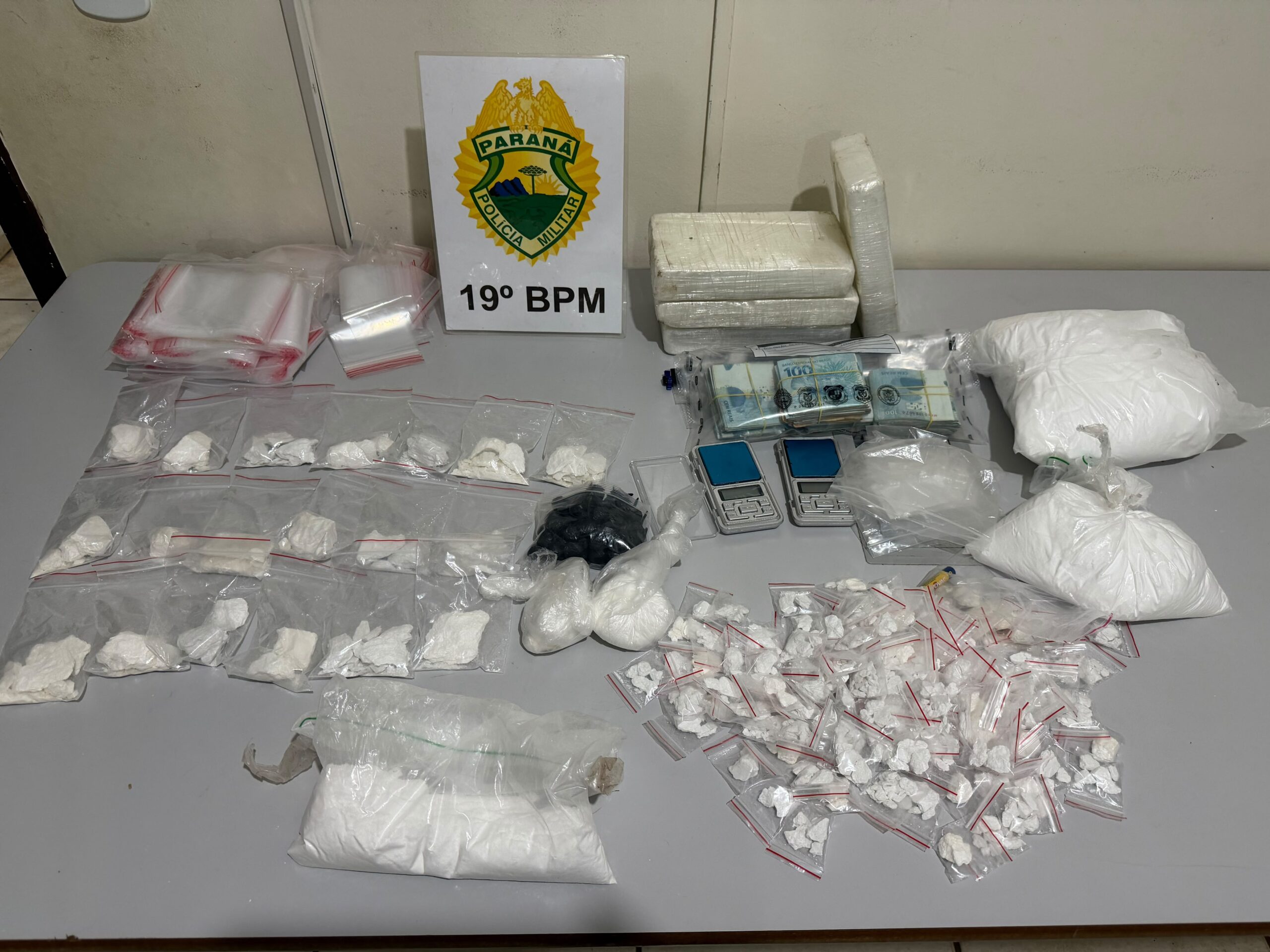 ROTAM encontra 8 kg de cocaína e R$ 37 mil em dinheiro durante operação em Toledo