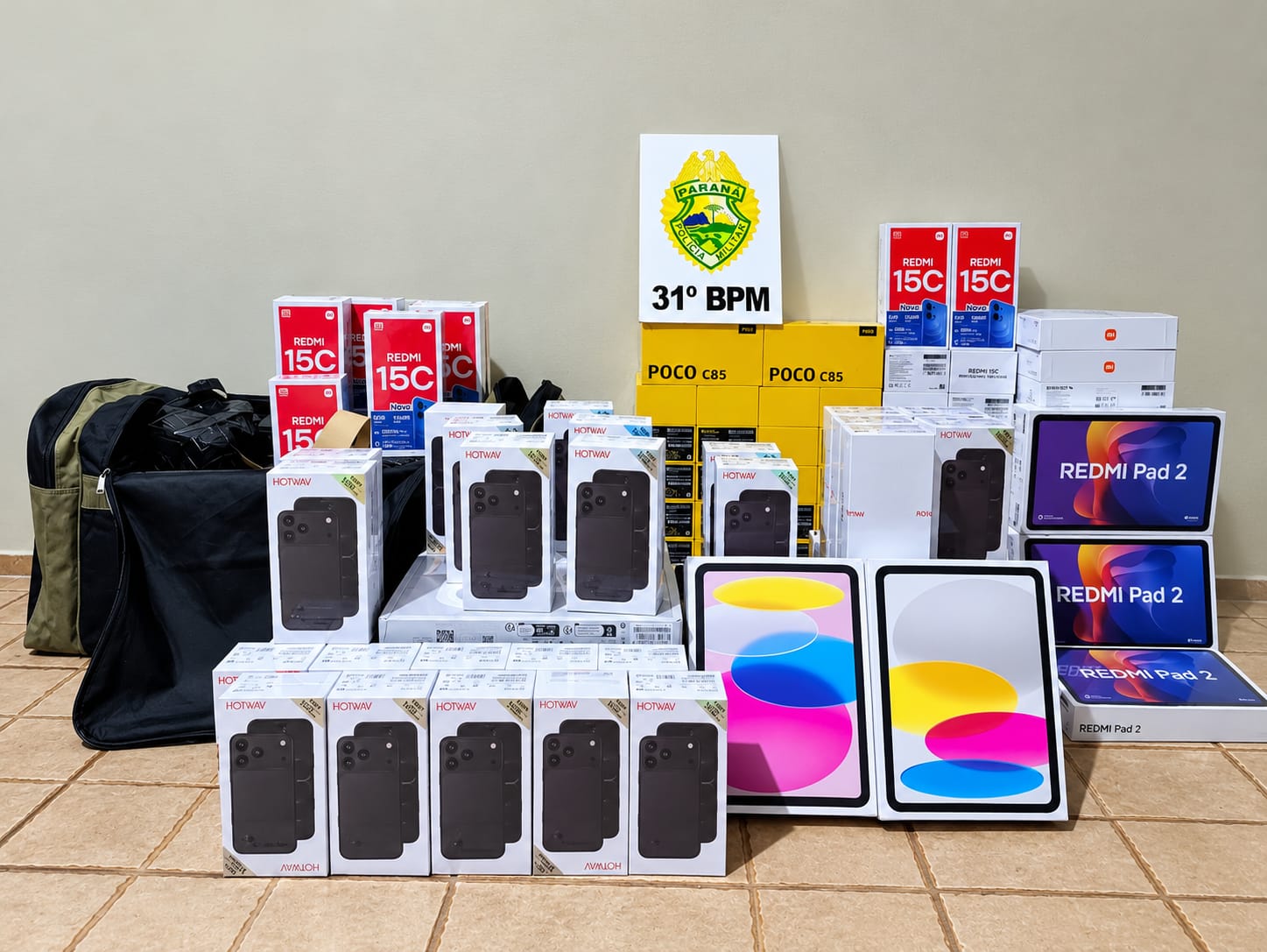 Denúncia leva polícia a apreender dezenas de celulares e eletrônicos em ônibus na BR-369 em Corbélia