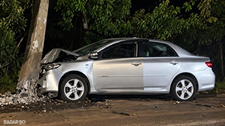 Corolla passa direto por rotatória e derruba poste de energia durante a madrugada em Toledo